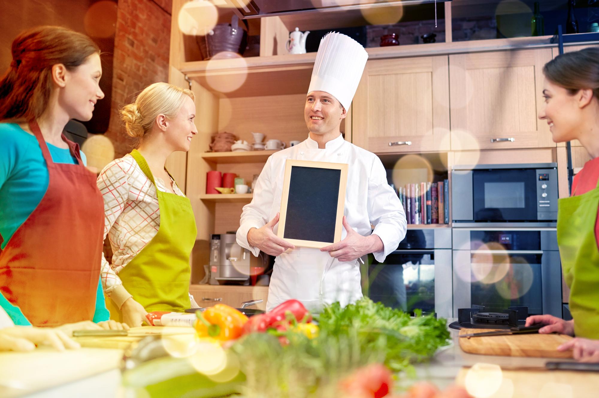 Chef che spiega una tecnica con display digitale